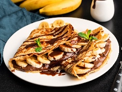 Лесни и вкусни палачинки без яйца и мляко с домашен шоколадов лешников крем (течен шоколад Нутела) и банани - снимка на рецептата